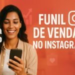 Mulher brasileira sorrindo enquanto olha o celular, representando notificações de venda e o Funil de Vendas no Instagram.