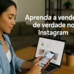 Técnicas de venda no Instagram aplicadas por empreendedora em casa usando celular e notebook com perfil aberto na rede social.